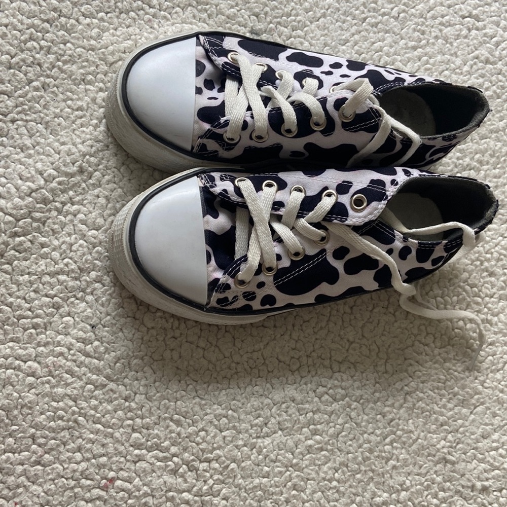 Mia.co kid shoe cow pattern size 1
